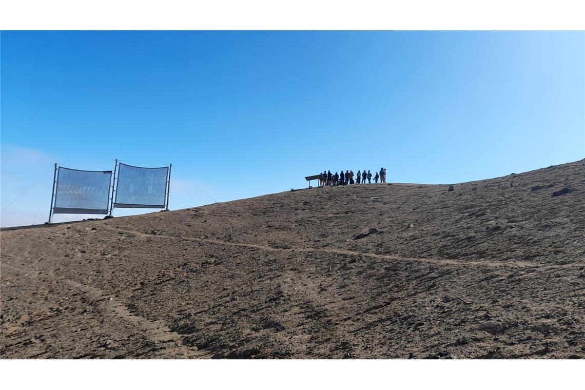 Studenten stehen neben Nebenkollektoren (links) außerhalb der Stadt Alto Hospicio in der chilenischen Atacama-Wüste.