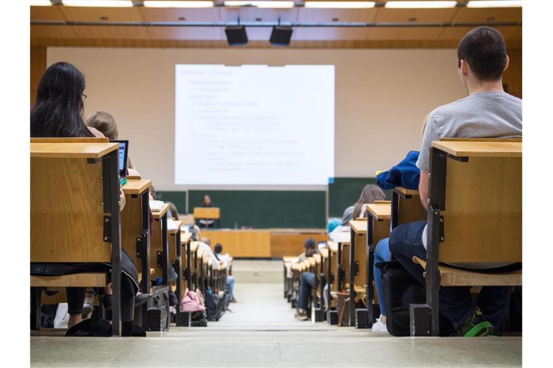 Studentinnen und Studenten sitzen während einer Vorlesung in einem Hörsaal. Foto: Sebastian Gollnow/dpa/Symbolbild