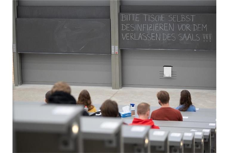 Studierende mit Mund- und Nasenmaske sitzen in einem Hörsaal. Foto: Sebastian Gollnow/dpa/Symbolbild