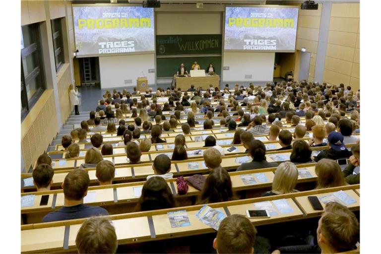 Studierende nehmen an einer Vorlesung teil. Foto: Bernd Wüstneck/dpa-Zentralbild/dpa/Archivbild