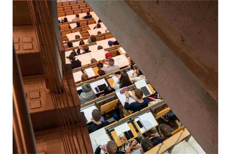 Studierende nehmen im Hörsaal an einer Vorlesung teil. Foto: Daniel Josling/dpa/Symbolbild