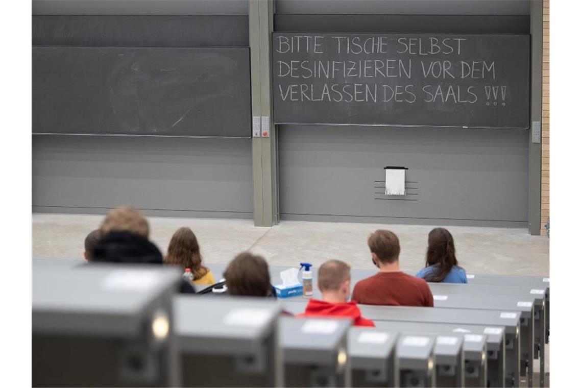 Studierende sitzen in einem Hörsaal. Foto: Sebastian Gollnow/dpa/Symbolbild