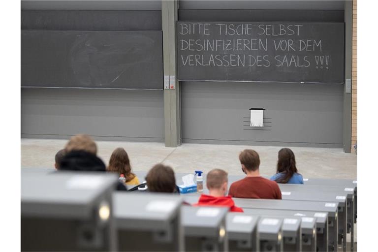 Studierende sitzen in einem Hörsaal. Foto: Sebastian Gollnow/dpa/Symbolbild