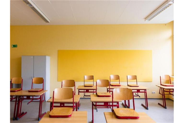 Stühle stehen auf den Tischen in einem leeren Klassenzimmer. Foto: Philipp von Ditfurth/dpa/Symbolbild