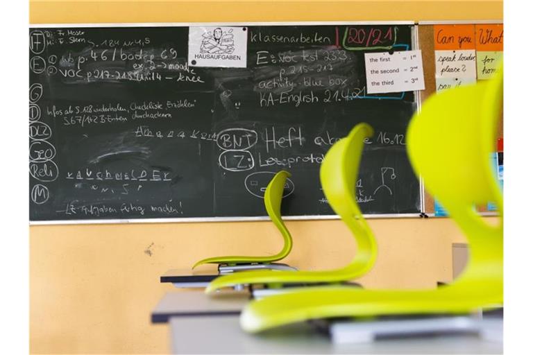 Stühle stehen in einem leeren Klassenzimmer auf den Tischen. Foto: Philipp von Ditfurth/dpa/Symbolbild