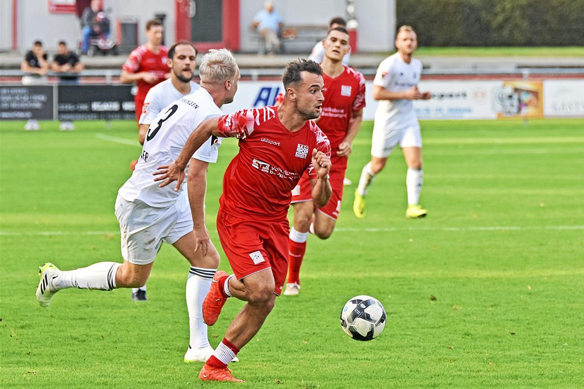 Stürmer Tim Pöhler (vorne) müht sich wie seine Mannschaftskollegen im Oberliga-Heimspiel gegen den TSV Essingen, doch am Ende gibt es eine 0:3-Niederlage. Foto: Tobias Sellmaier