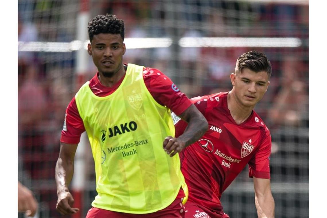 Verteidiger Ailton wechselt vom VfB Stuttgart nach Dänemark Stuttgarts Ailton Ferreira Silva (l) und Antonis Aidonis in Aktion. Foto: Fabian Sommer/dpa/Archivbild