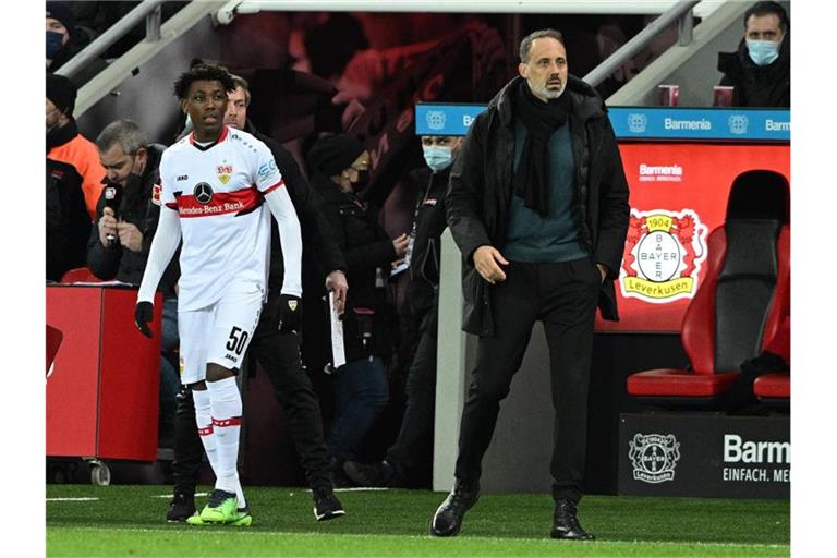 Stuttgarts Alexis Tibidi (l) wird von Stuttgarts Trainer Pellegrino Matarazzo eingewechselt. Foto: David Inderlied/dpa/Archivbild