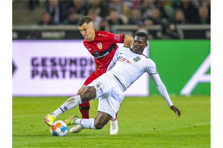 Stuttgarts Atakan Karazor (l) und Gladbachs Breel Embolo kämpfen um den Ball. Foto: David Inderlied/dpa