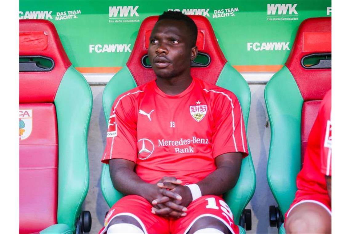 Paderborn verpflichtet Ex-Stuttgarter Chadrac Akolo Stuttgarts Chadrac Akolo auf der Ersatzbank. Foto: Tom Weller/dpa/Archivbild