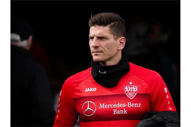 Stuttgarts Mario Gomez hält sich während der Corona-Pause auch mit seinem Hund fit. Foto: Nicolas Armer/dpa/Archivbild