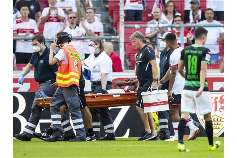 Stuttgarts Mohamed Sankoh wird verletzt vom Platz getragen. Foto: Tom Weller/dpa/Archivbild