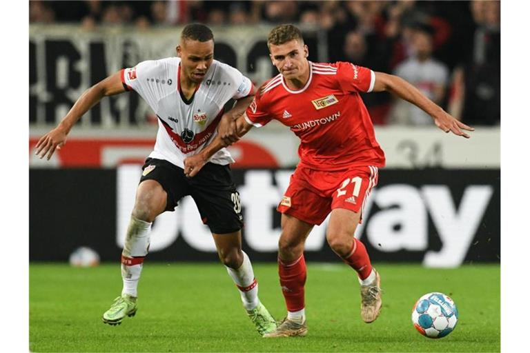 Stuttgarts Nikolas Nartey (l) und Union Berlins Grischa Prömel kämpfen um den Ball. Foto: Silas Stein/dpa