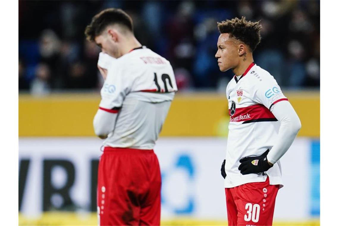 VfB Stuttgart weiter im Sturzflug: „Extrem, extrem bitter“ Stuttgarts Roberto Massimo (r) und Atakan Karazor zeigen sich nach der Niederlage in Sinsheim enttäuscht. Foto: Uwe Anspach/dpa