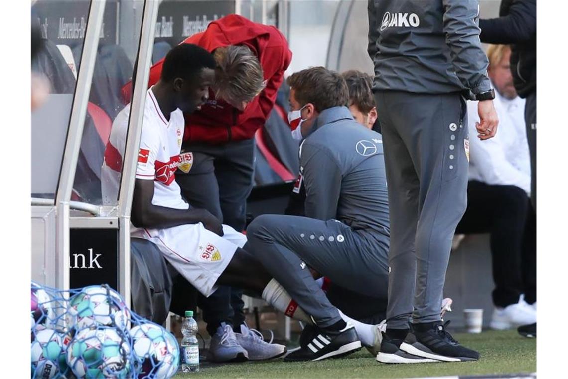 VfB-Trainer Matarazzo gibt Entwarnung bei Wamangituka Stuttgarts Silas Wamangituka (l.) sitzt beim Spiel gegen Bayer Leverkusen verletzt auf der Bank. Foto: Tom Weller/dpa