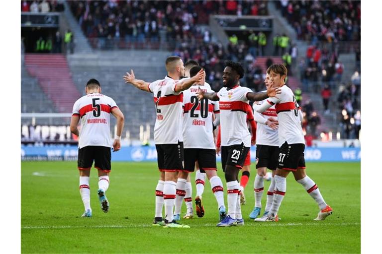 Stuttgarts Spieler bejubeln einen Treffer. Foto: Silas Stein/dpa/Archivbild