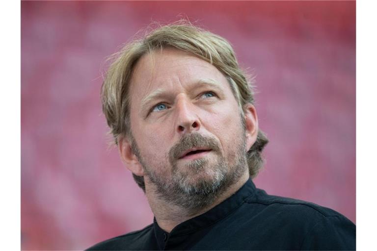 Stuttgarts Sportdirektor Sven Mislintat steht im Stadion. Foto: Marijan Murat/dpa/Archivbild