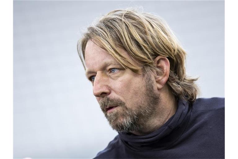 Stuttgarts Sportdirektor Sven Mislintat steht im Stadion. Foto: Tom Weller/dpa/Archivbild