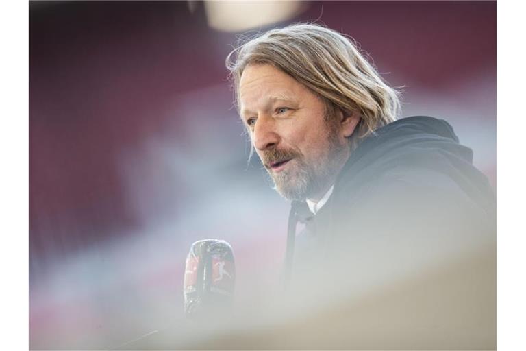 Stuttgarts Sportdirektor Sven Mislintat steht vor dem Spiel. Foto: Tom Weller/dpa/Archivbild