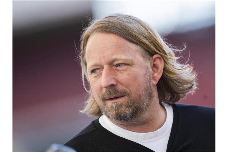 Stuttgarts Sportdirektor Sven Mislintat steht vor dem Spiel im Stadion. Foto: Tom Weller/dpa