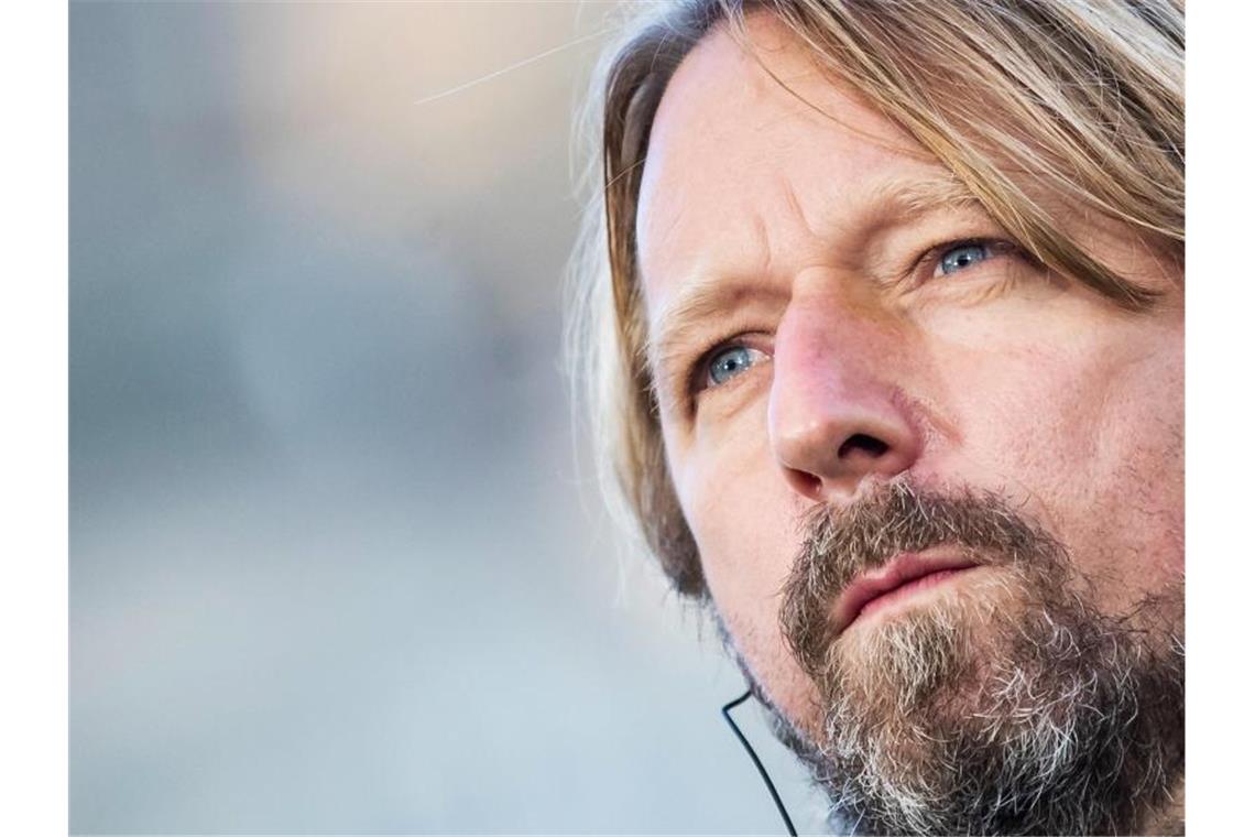 Stuttgarts Sportdirektor Sven Mislintat steht vor dem Spiel im Stadion. Foto: Tom Weller/dpa/Archivbild