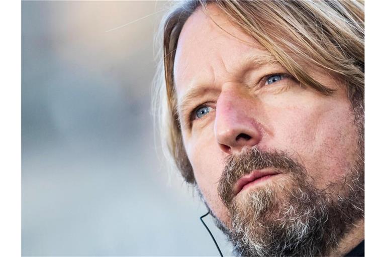 Stuttgarts Sportdirektor Sven Mislintat steht vor dem Spiel im Stadion. Foto: Tom Weller/dpa