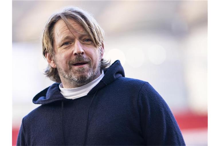 Stuttgarts Sportdirektor Sven Mislintat steht vor dem Spiel im Stadion. Foto: Tom Weller/dpa/Archivbild