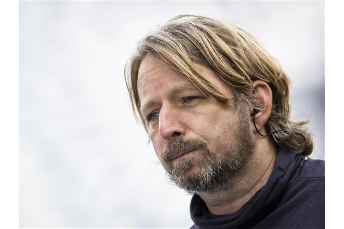 Stuttgarts Sportdirektor Sven Mislintat steht vor dem Spiel im Stadion. Foto: Tom Weller/dpa