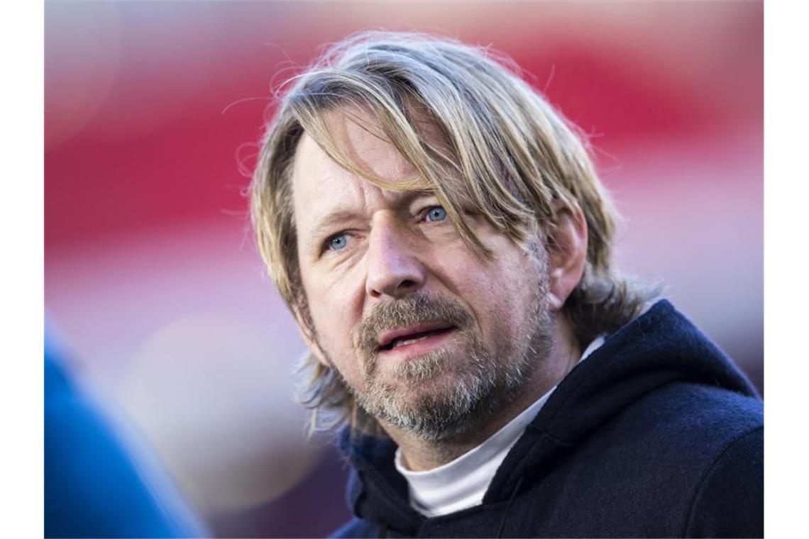 Stuttgarts Sportdirektor Sven Mislintat steht vor dem Spiel im Stadion. Foto: Tom Weller/dpa/Archiv