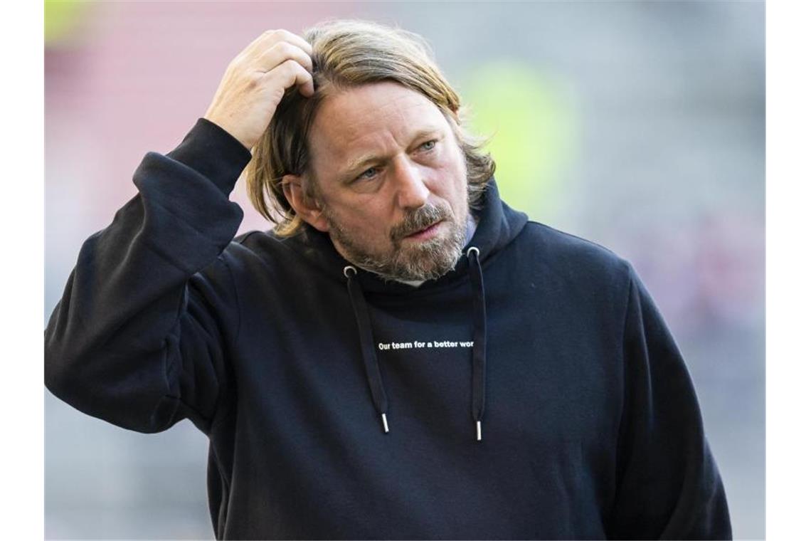 VfB hofft auf Effekt im Abstiegskampf: Stenzel vor Rückkehr Stuttgarts Sportdirektor Sven Mislintat steht vor dem Spiel im Stadion. Foto: Tom Weller/dpa