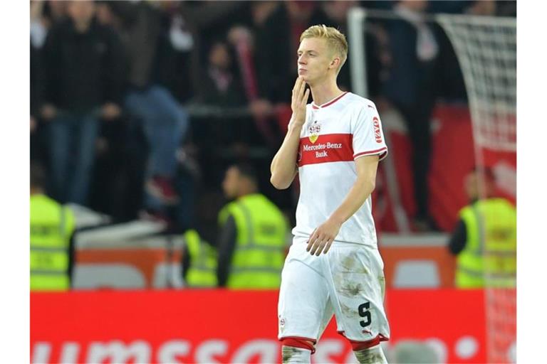 Stuttgarts Timo Baumgartl verlässt nach Spielende das Spielfeld. Foto: Uwe Anspach/dpa/Archivbild