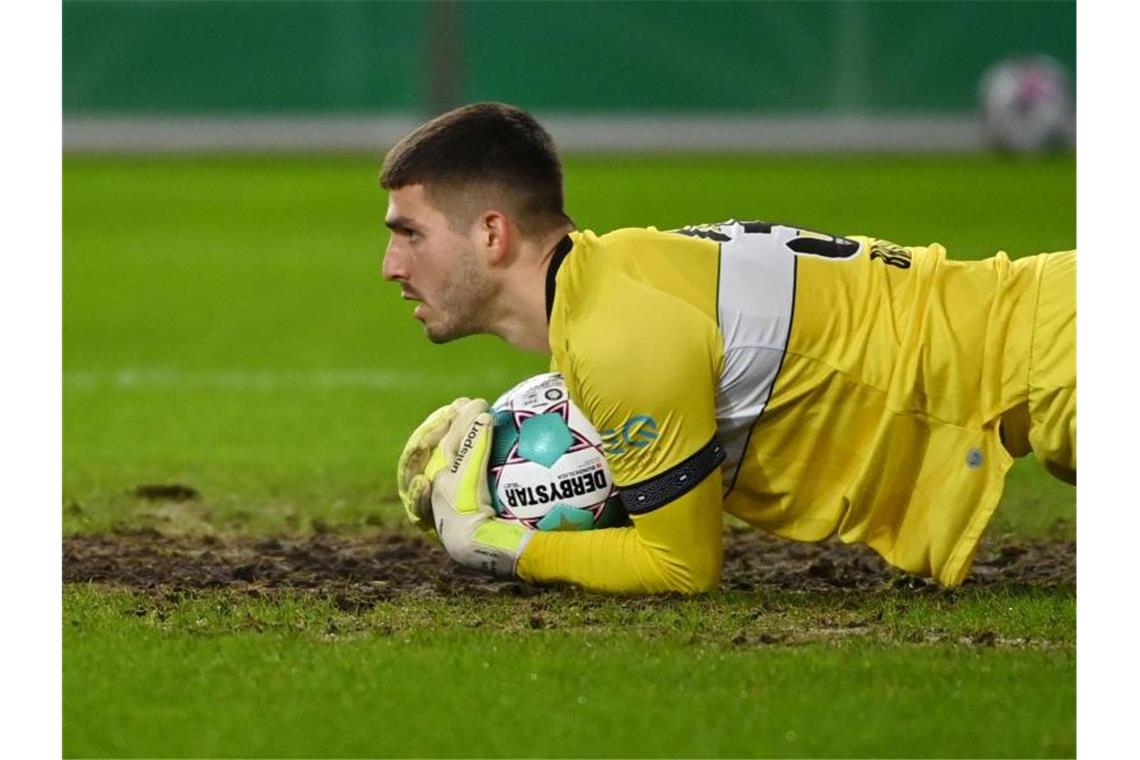 Einsatz von VfB-Ersatztorhüter Bredlow im DFB-Pokal offen Stuttgarts Torwart Fabian Bredlow hält einen Ball. Foto: Marijan Murat/dpa/Archivbild