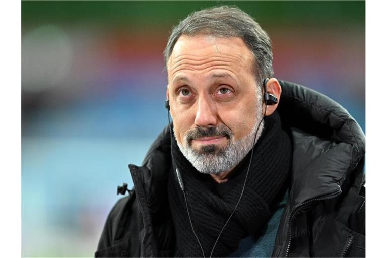 Stuttgarts Trainer Pellegrino Matarazzo betritt das Stadion. Foto: David Inderlied/dpa