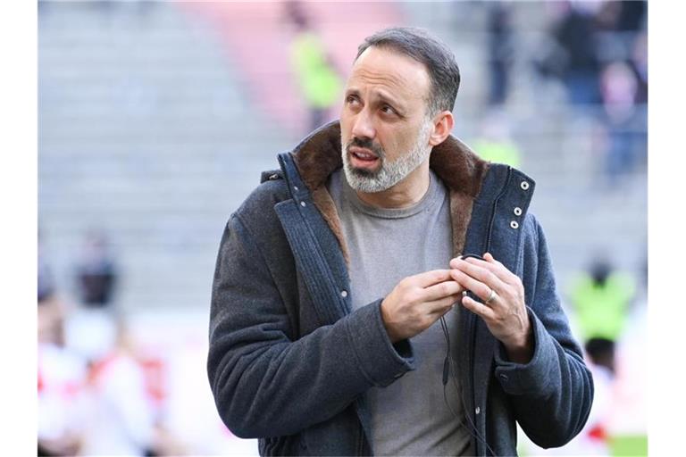 Stuttgarts Trainer Pellegrino Matarazzo gibt vor einem Spiel ein Interview. Foto: Silas Stein/dpa/Archivbild