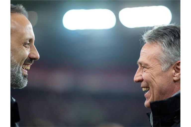 Stuttgarts Trainer Pellegrino Matarazzo (l) und Bielefelds Trainer Uwe Neuhaus. Foto: Sebastian Gollnow/dpa/Archivbild