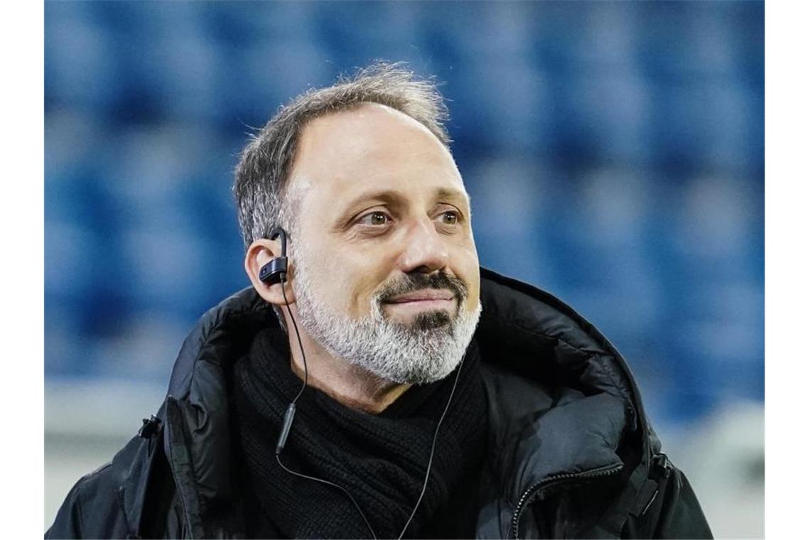 VfB-Trainer und das Grübeln: Abstiegskampf ist Kopfsache Stuttgarts Trainer Pellegrino Matarazzo steht im Stadion. Foto: Uwe Anspach/dpa/Archivbild