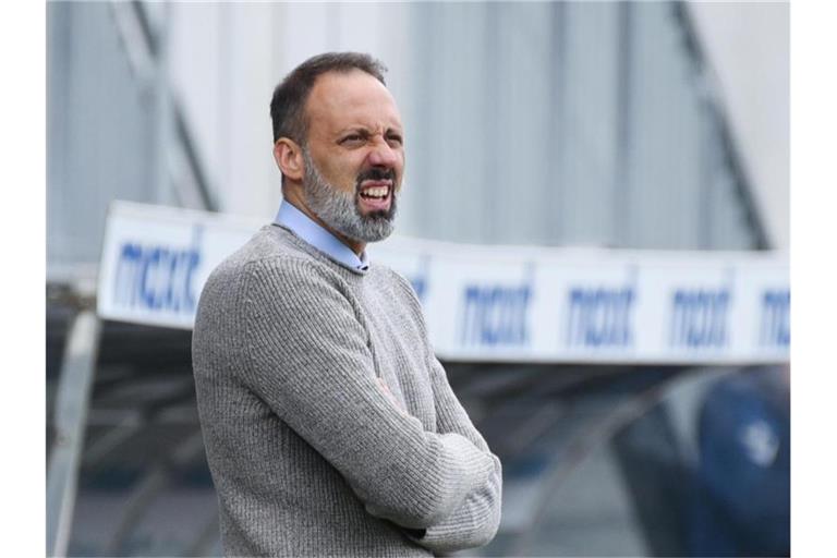 Stuttgarts Trainer Pellegrino Matarazzo steht im Stadion. Foto: Nicolas Armer/dpa/Archiv