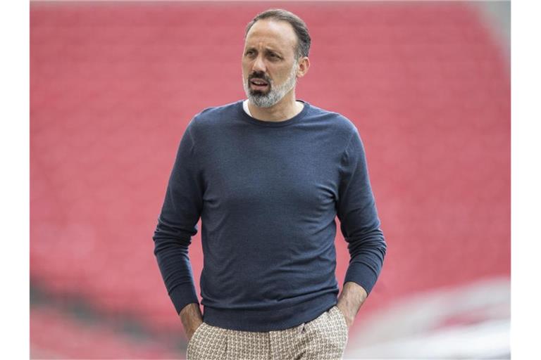 Stuttgarts Trainer Pellegrino Matarazzo steht vor dem Spiel im Stadion. Foto: Tom Weller/dpa