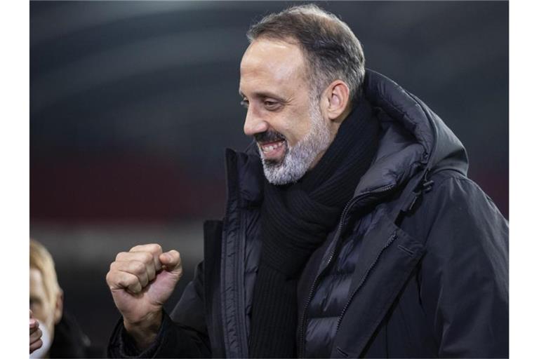 Stuttgarts Trainer Pellegrino Matarazzo steht vor dem Spiel im Stadion. Foto: Tom Weller/dpa/Archivbild