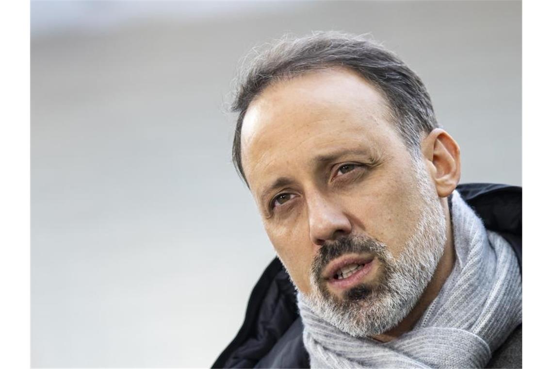 Stuttgarts Trainer Pellegrino Matarazzo steht vor dem Spiel im Stadion. Foto: Tom Weller/dpa/Archivbild