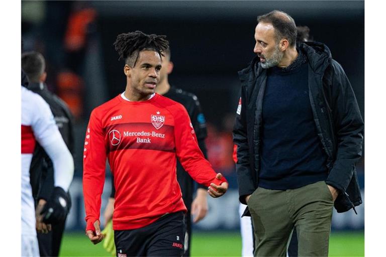 Stuttgarts Trainer Pellegrino Matarazzo und Stuttgarts Daniel Didavi unterhalten sich. Foto: Guido Kirchner/dpa