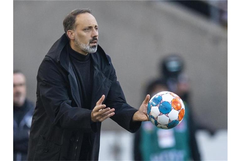 Stuttgarts Trainer Pellegrino Matarazzo wirft einen Ball. Foto: Tom Weller/dpa