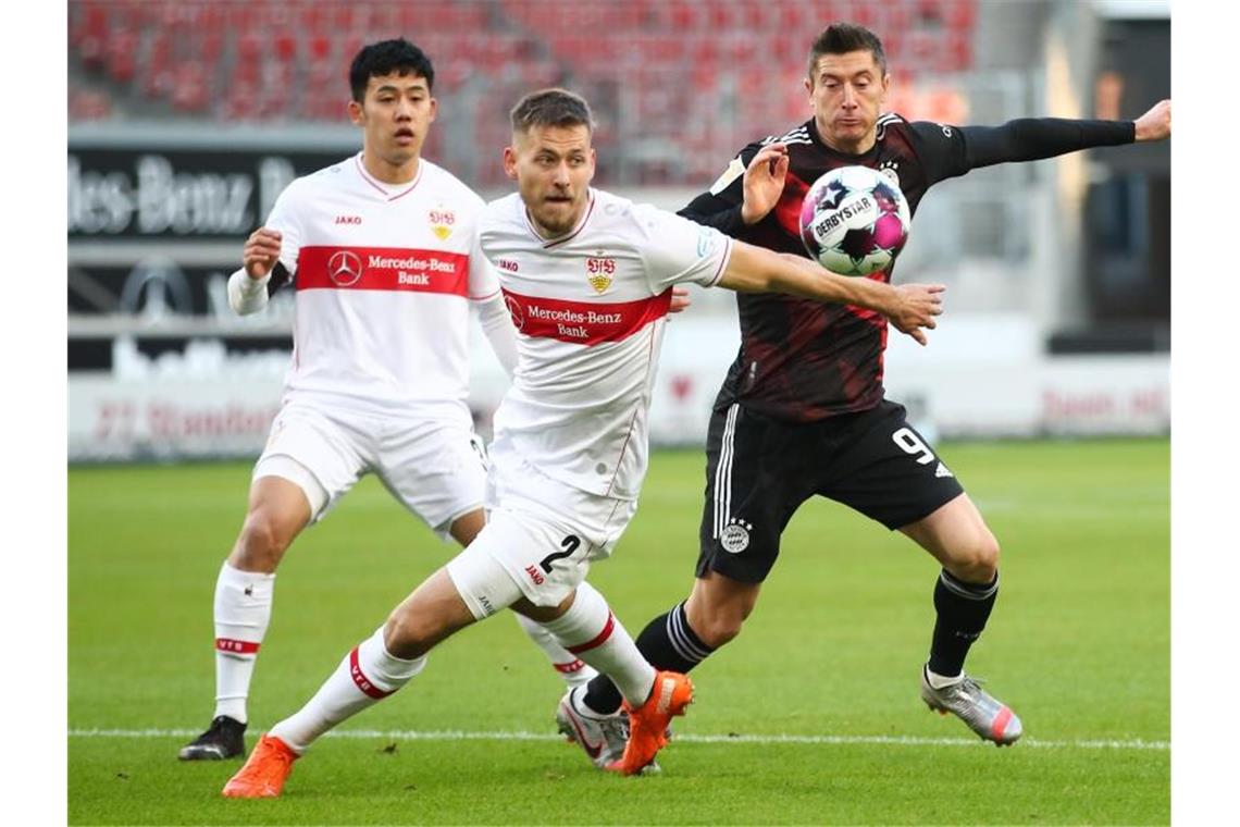 Müde Bayern erkämpfen Sieg beim VfB Stuttgarts Wataru Endo (l-r) und Waldemar Anton in Aktion gegen Münchens Robert Lewandowski. Foto: Tom Weller/dpa