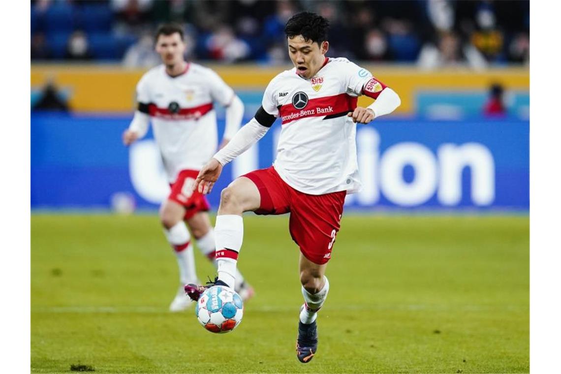 Trotz Sieglos-Serie: Kapitän Endo sieht VfB auf gutem Weg Stuttgarts Wataru Endo spielt den Ball. Foto: Uwe Anspach/dpa/Archivbild