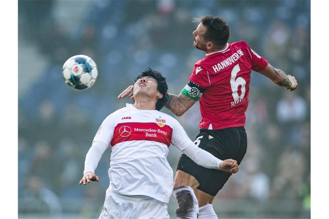 Stuttgart spielt nur 2:2 in Hannover: Walter droht das Aus Stuttgarts Wataru Endo und Hannovers Marvin Bakalorz (l-r.) im Zweikampf um den Ball. Foto: Swen Pförtner/dpa
