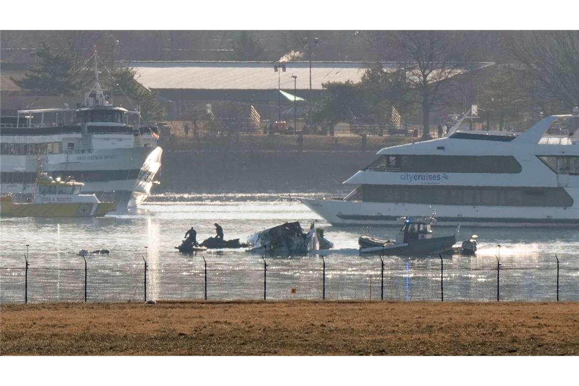 Such- und Bergungskräfte arbeiten auf dem Potomac.