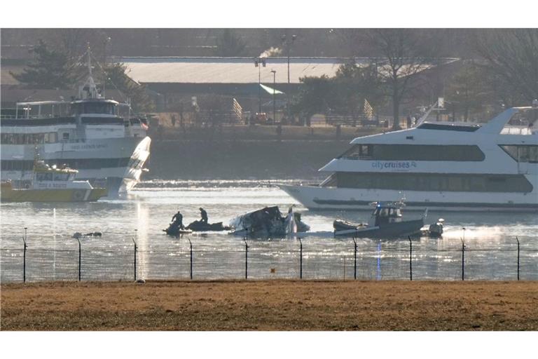 Such- und Bergungskräfte arbeiten auf dem Potomac.