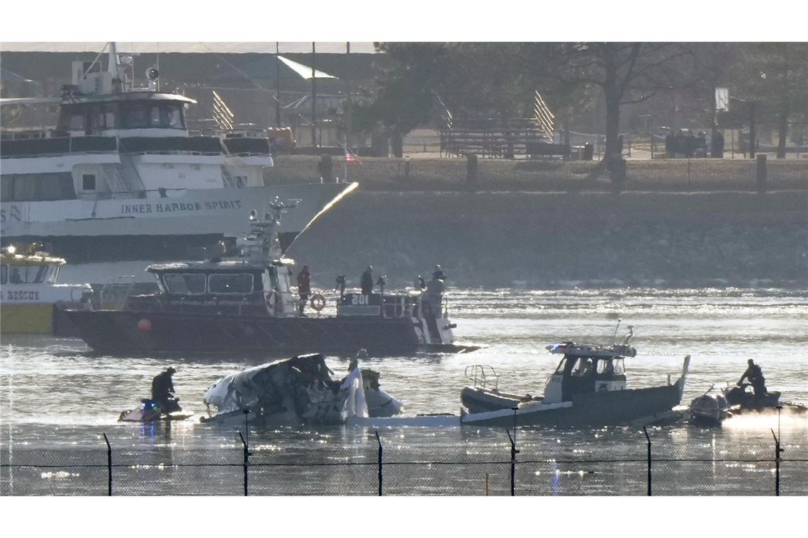 Such- und Rettungsmaßnahmen sind am frühen Donnerstagmorgen rund um ein Flugzeugwrack im Potomac River vom Ronald Reagan Washington National Airport aus zu sehen.