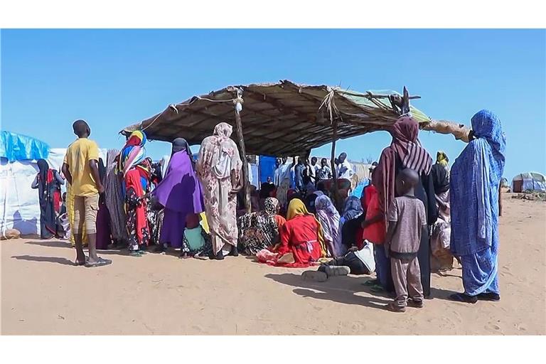 Sudanesische Flüchtlinge versammeln sich vor einem Feldlazarett. Die Lage für die Zivilbevölkerung verschlechtert sich (Archivfoto).