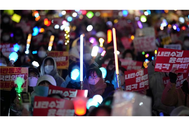 Südkorea: Teilnehmer einer Kundgebung, die die Amtsenthebung des südkoreanischen Präsidenten fordern, versammeln vor dem Sitz der regierenden People Power Party.